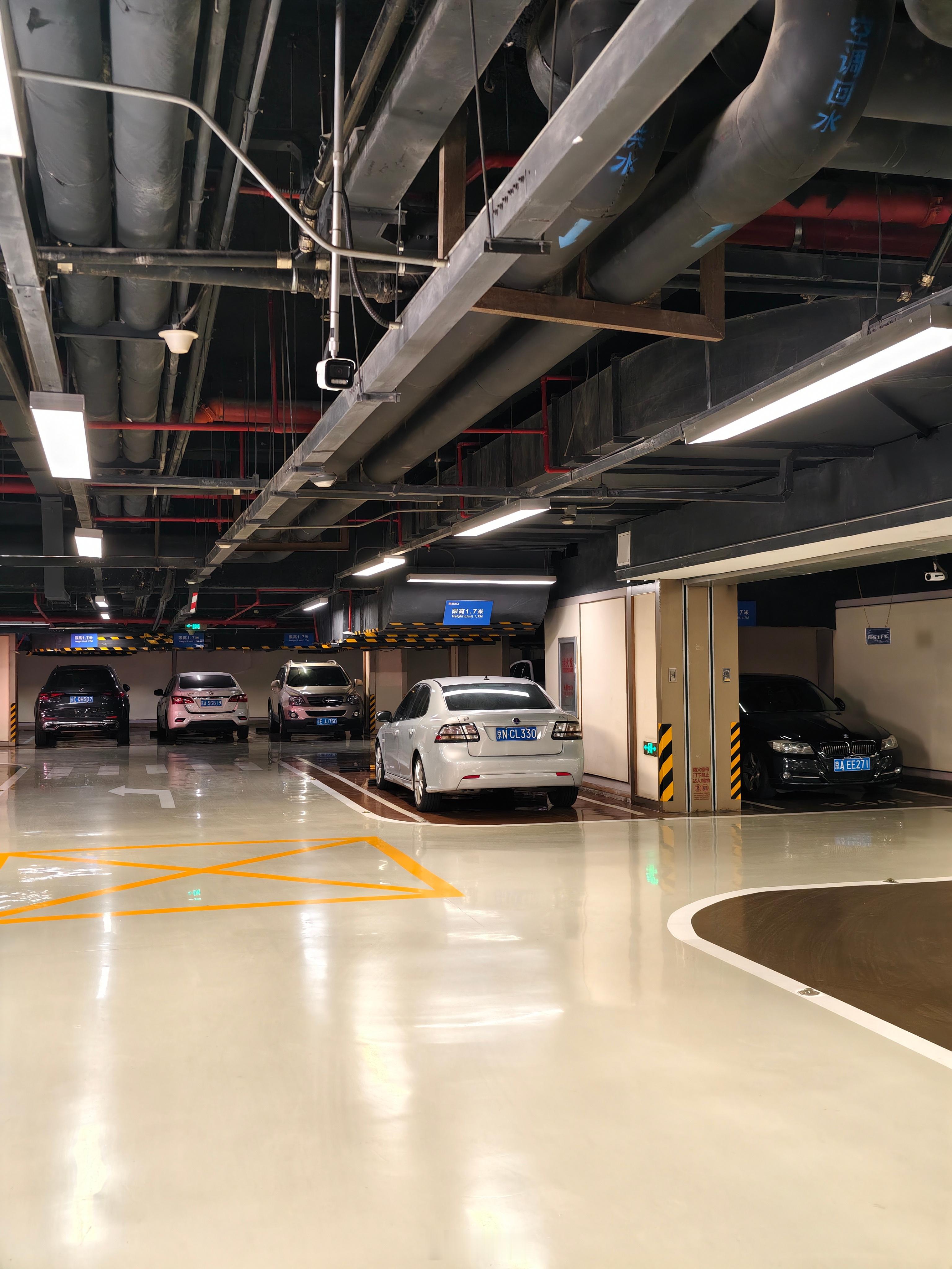 每每看见它，都会想起那个地库邻居那台萨博 93 一直停在 36 的斜对面，两个老