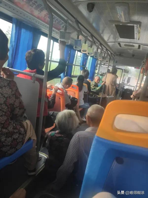 公交车上给老人让座这事儿，争议一直不小。有人觉得让座是美德，该让；有人觉得年轻人