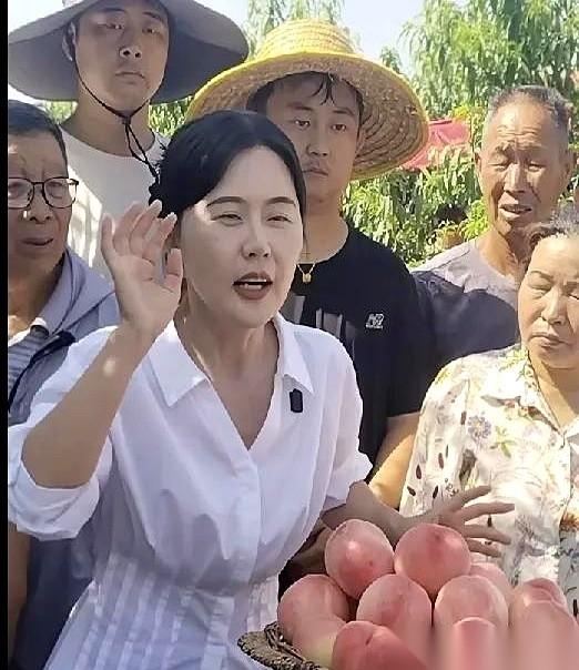 就说这个相宜。
村里樱桃刚遭了灾，一堆人愁眉苦脸，她转头就对着镜头宣布：这次卖桃