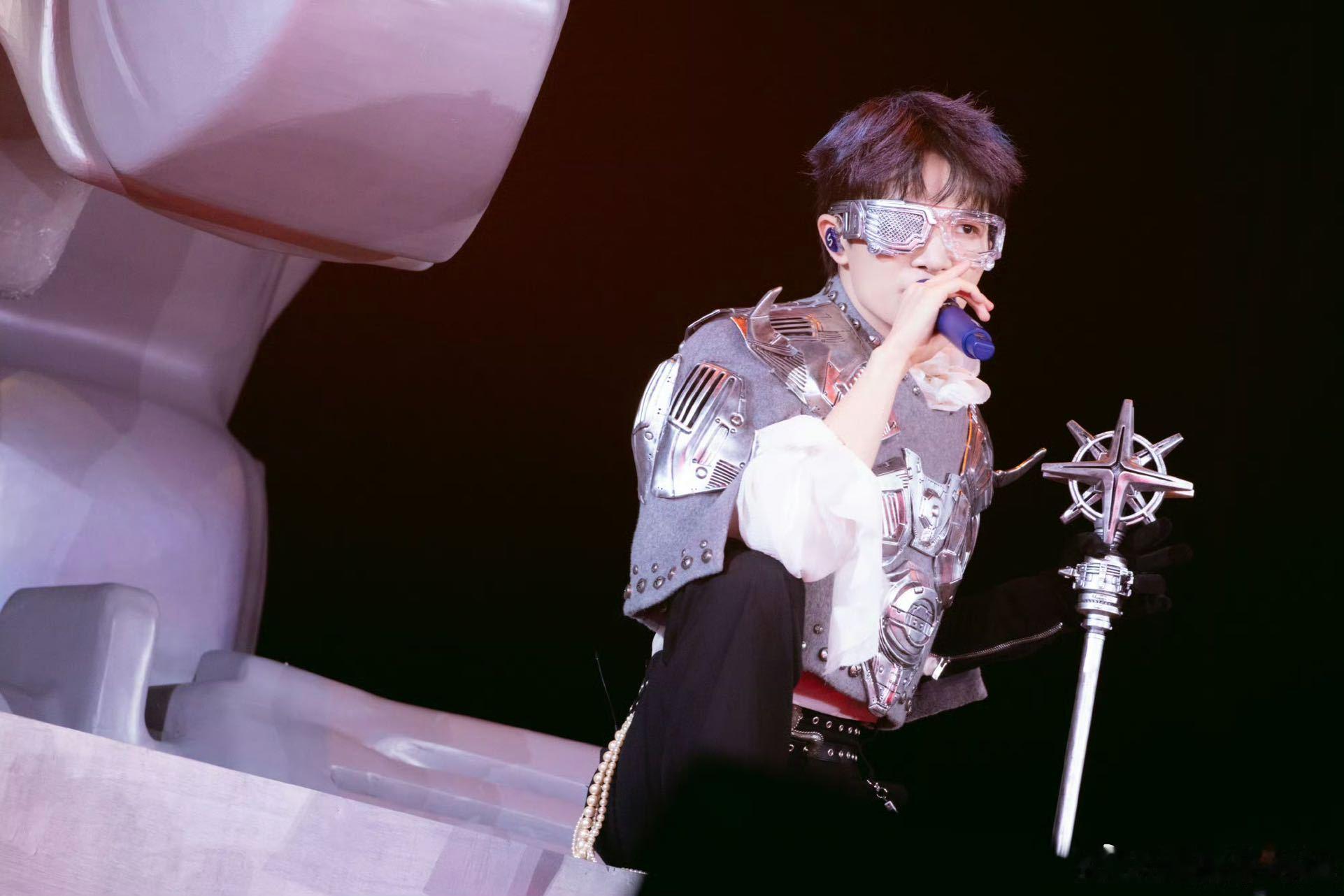 周深被茶餐厅包围了香港美食的诱惑力真的太强，周深在舞台上沉浸式分享丝袜奶茶、菠萝