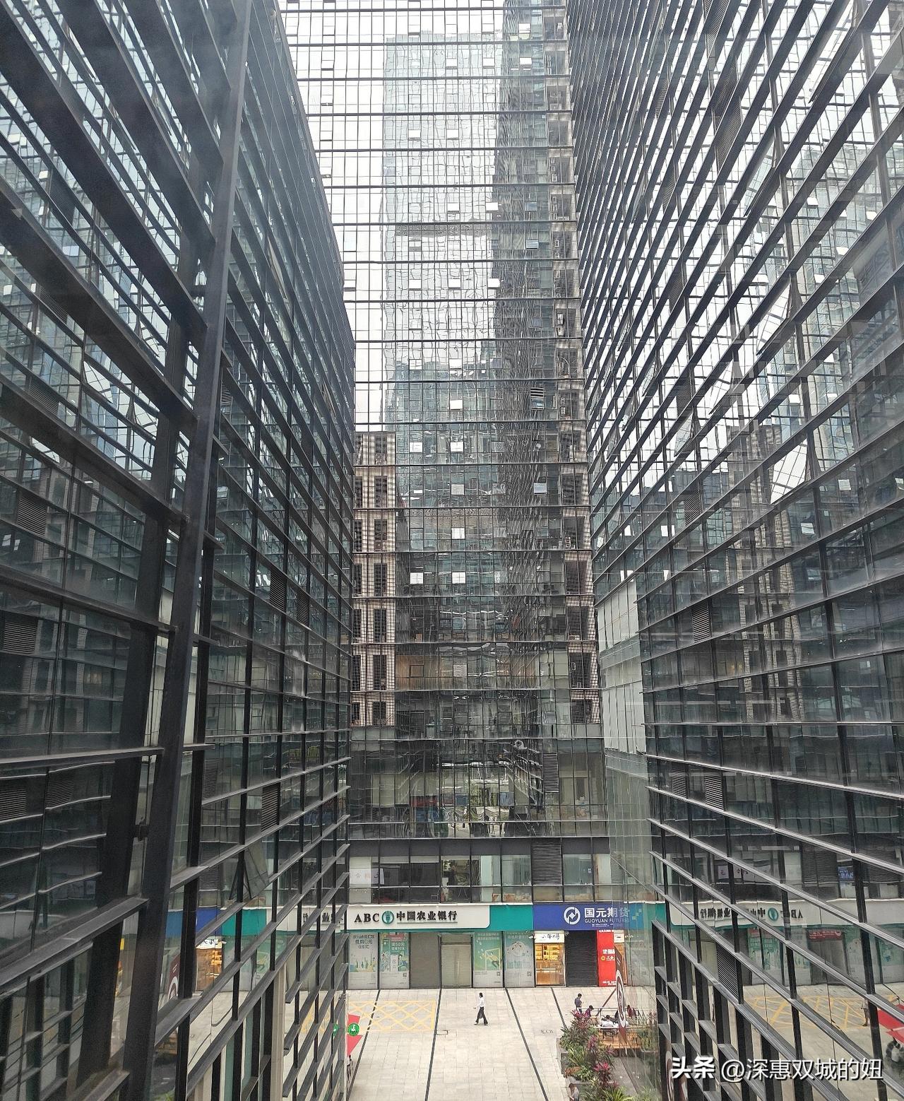 老公工作的公司30周年，他干了15年。
挺佩服老公的，在一家公司工作了15年，今