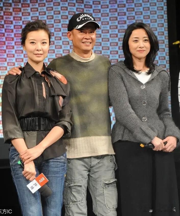 左右美女是谁？王志文笑容满面，真开心。