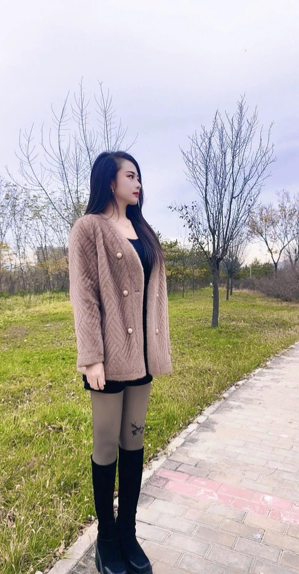 秋日穿搭指南：温暖毛衣+高筒靴，时尚又保暖！