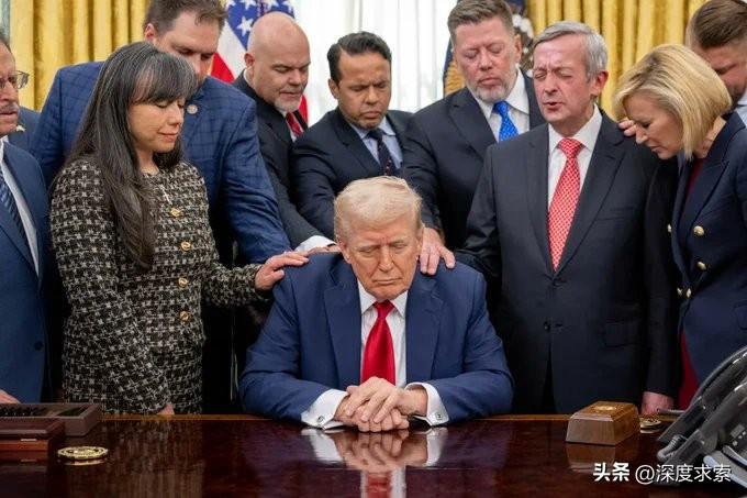 神化特朗普？——美国记者乔纳森·拉尔森爆料，美国30多个军事基地的指挥官们向部队