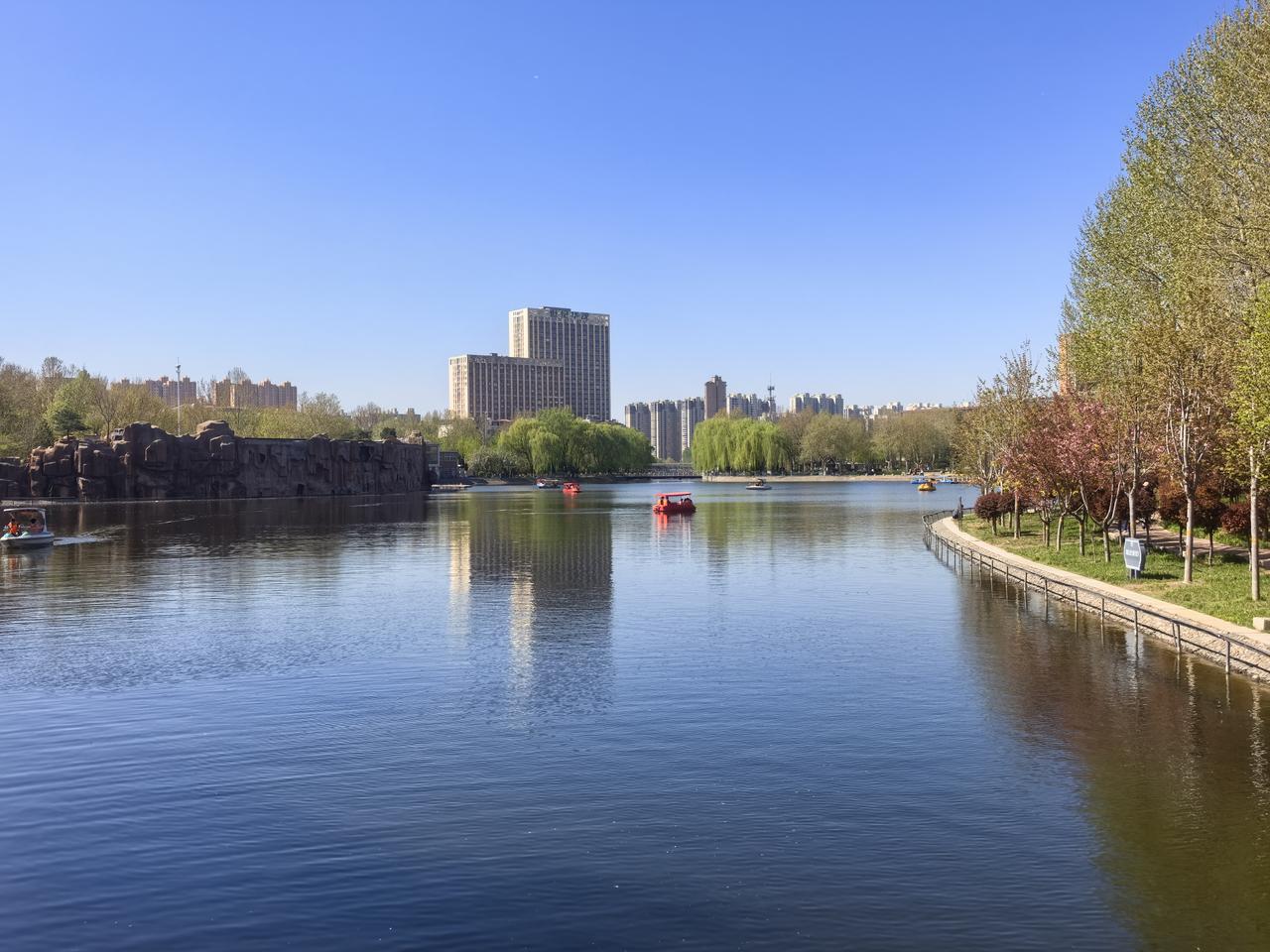 船行碧波上，心随云水闲。