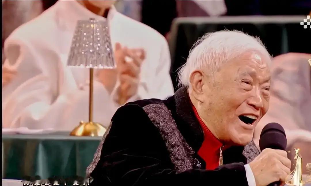 《牧马人》重播又冲上热搜。

42年前的片子，画质糊得跟毛玻璃似的，却把一群00