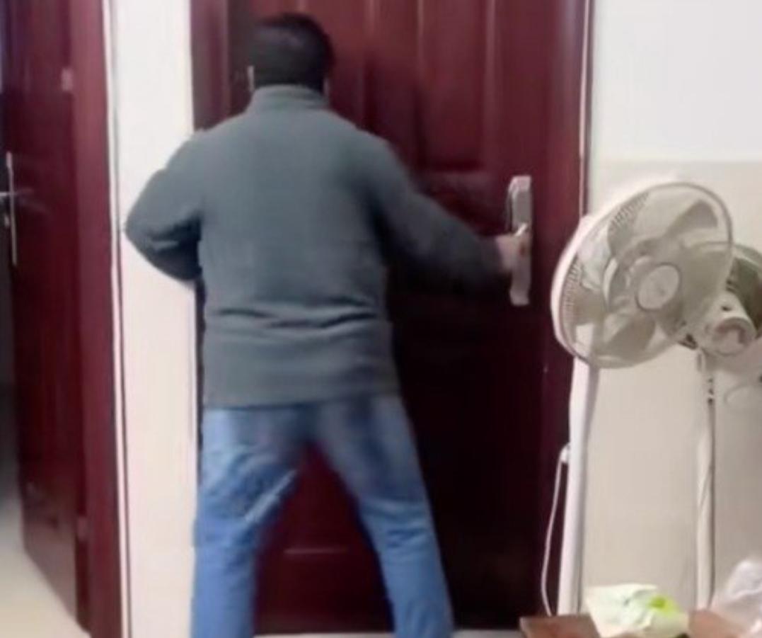 爸爸怀疑女儿用纸巾擦头发暴力打砸
家人们，刷到这条新闻真的后背发凉！就因为头发上