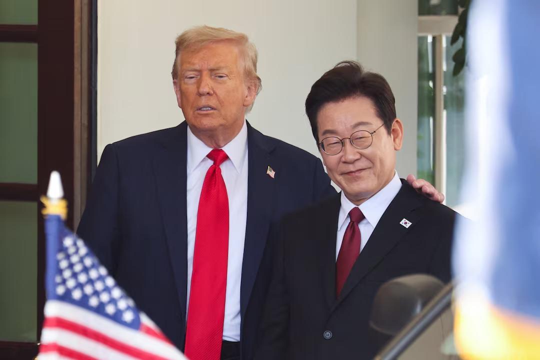 特朗普三刀砍完，李在明用十分钟直接敲定：王毅，请进青瓦台！
 
中国外长王毅这周