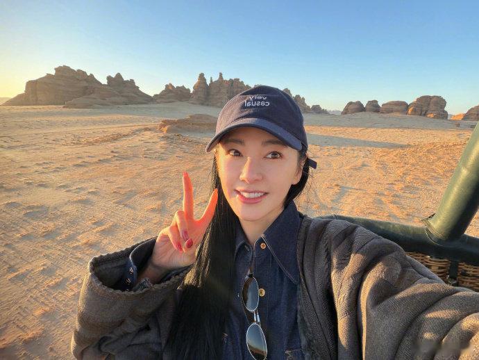 张雨绮热气球游客照  张雨绮这趟旅行也太美了吧，今天更新的热气球游客照一整个女神