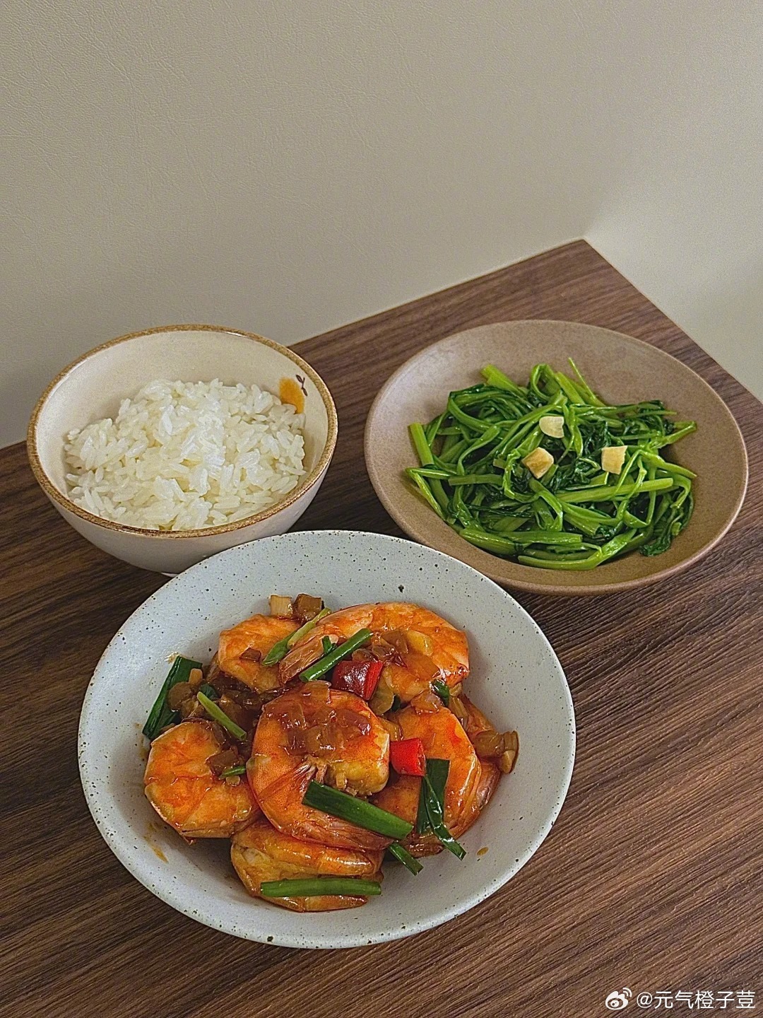 今日午餐：蒜蓉大虾🍤清炒空心菜🌱今天吃得很开心 太合口啦新鲜的虾一点也不腥 