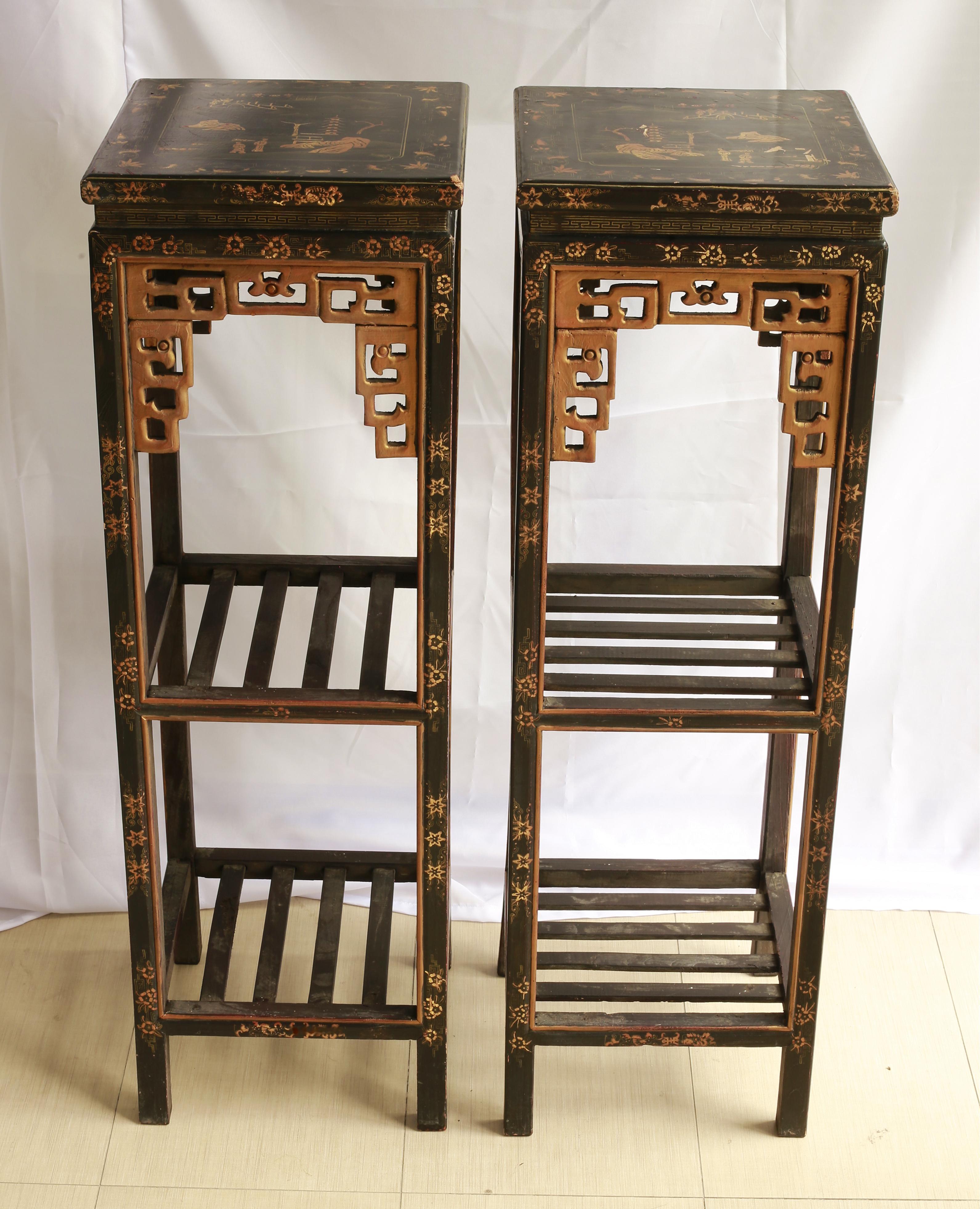 清乾隆大漆描金画山水纹花架一对尺寸：高100厘米，宽32厘米*纵深32厘米。每只