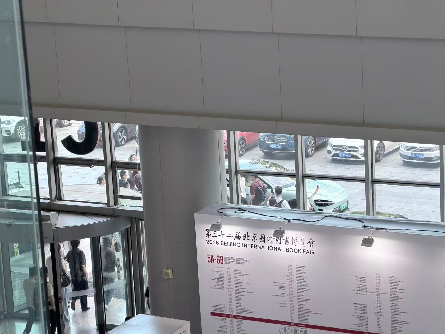 雷总今天怎么来北京国际图书博览会的大家好奇吗？看，是一台这个颜色的小米雷军小米汽