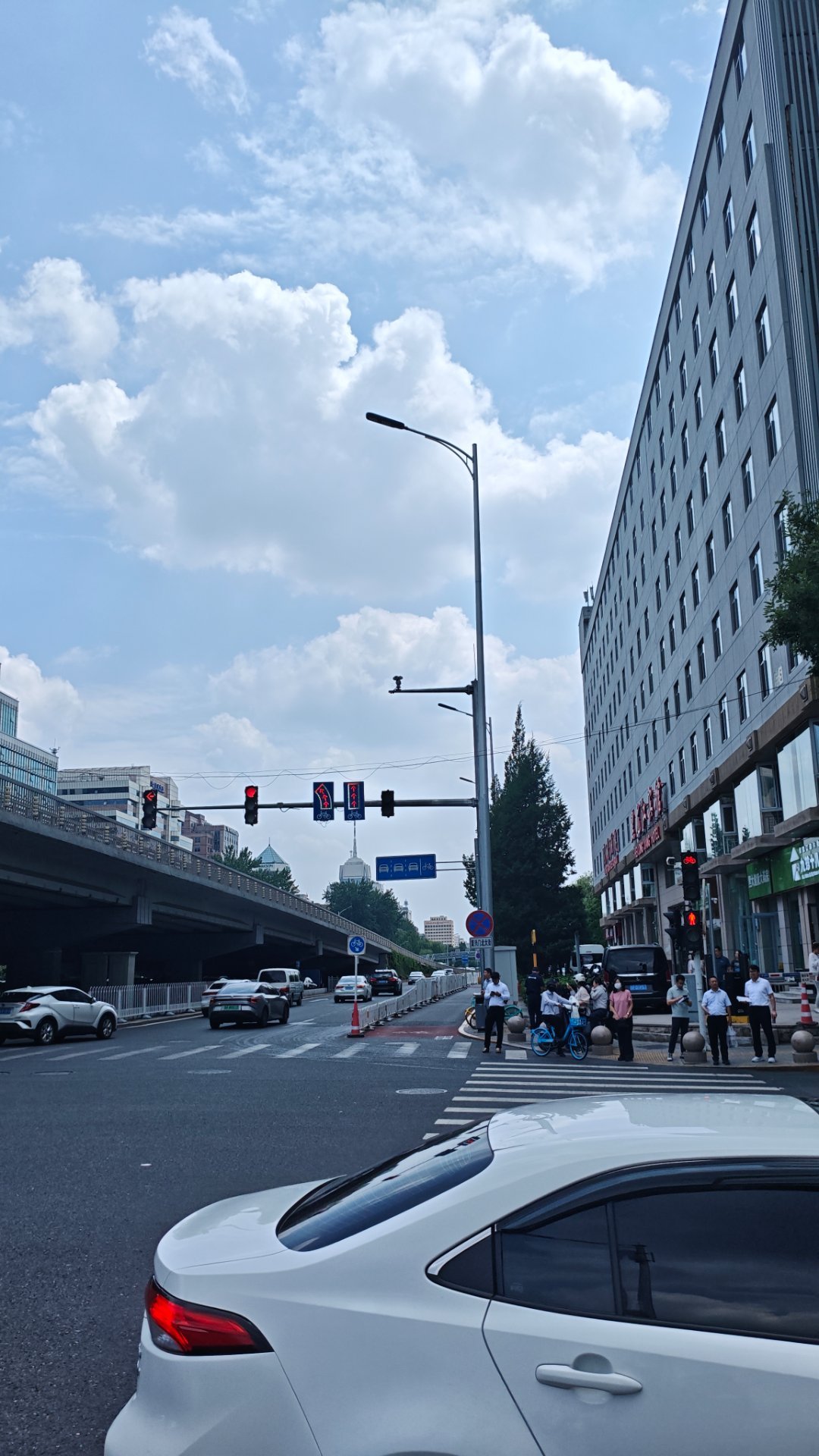 今天这个老登这样行情，要从金融街出发去开股东大会。 地铁，要走去地铁站，还要换乘