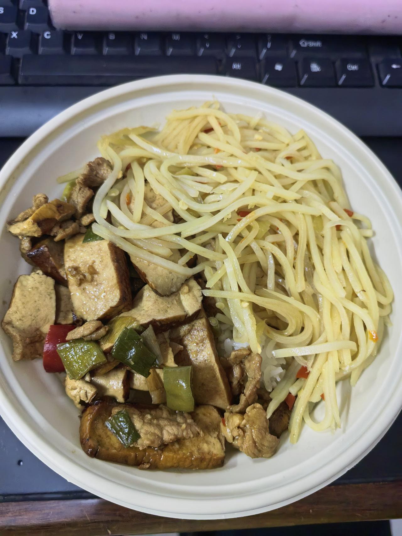 小区里开了一家鸡元汤店，边讲课边让人免费喝，不少中老年人去了，老板人也慷慨，给我