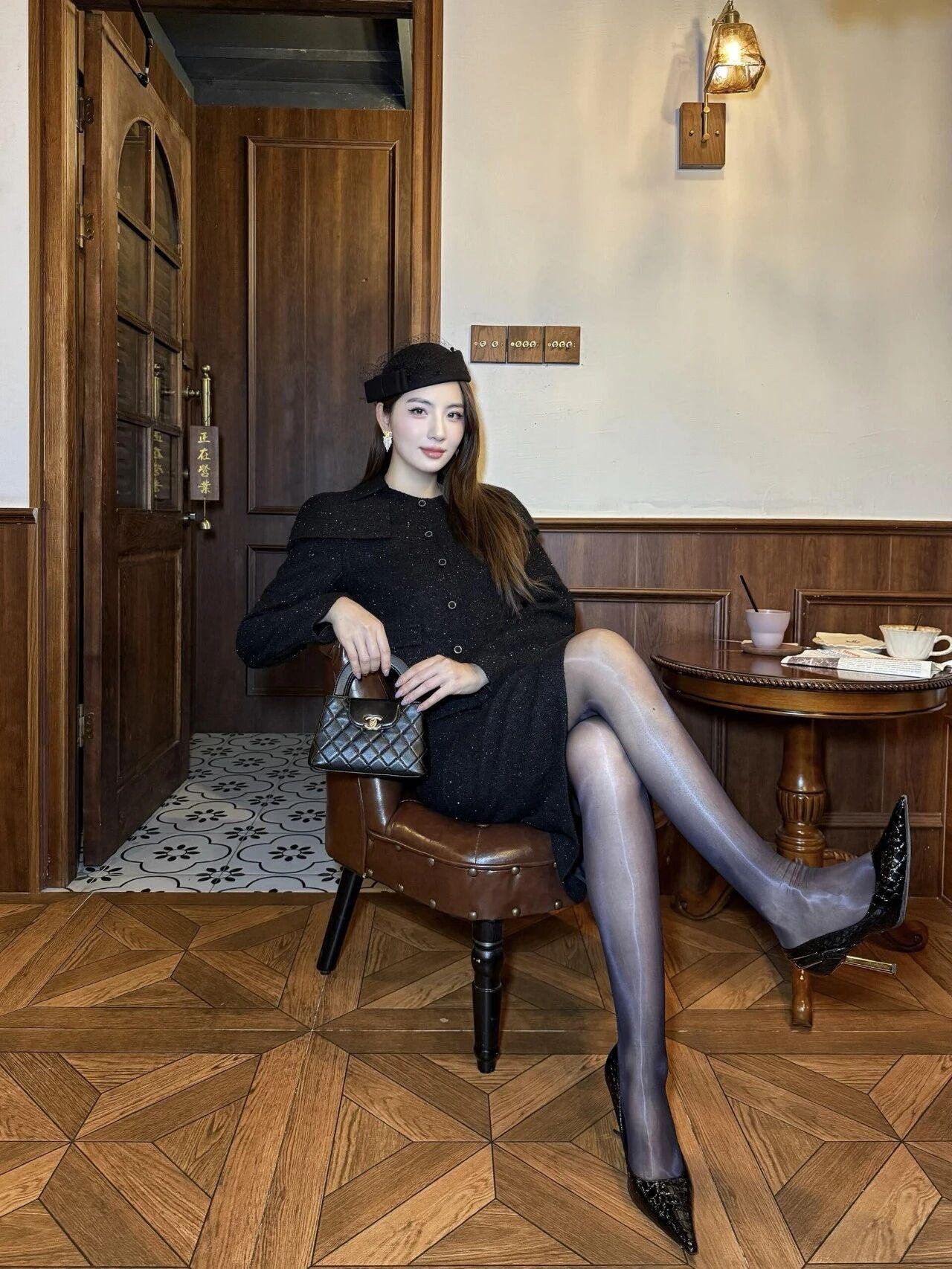 “​​小礼帽+小香风套装+光泽袜”，优雅温柔，简约又高级的时尚穿搭
这套小香风套