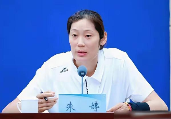 一步错步步错！
中国女排如今的艰难处境，完全是咎由自取。当初为了所谓的快速换代，