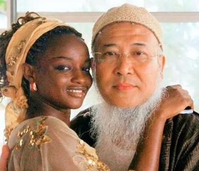 2011年，53岁的画家杨彦花4000万，娶了24岁的非洲新娘。婚后妻子生下两个