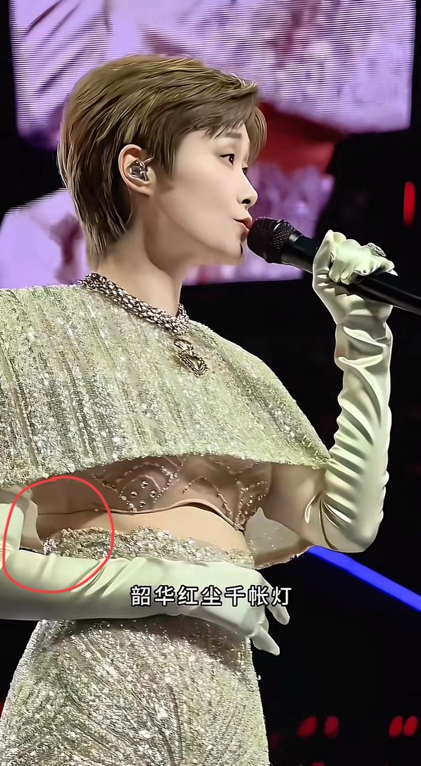 李宇春，明明很瘦了，穿上大牌高定，为啥腰背还会被勒出一坨肉呢？

一直以为这件礼