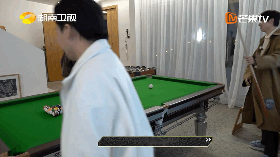 #魏大勋打台球姿势好专业# 妈耶～魏大勋在《我们仨》预告里打台球好帅呀[哇]打台