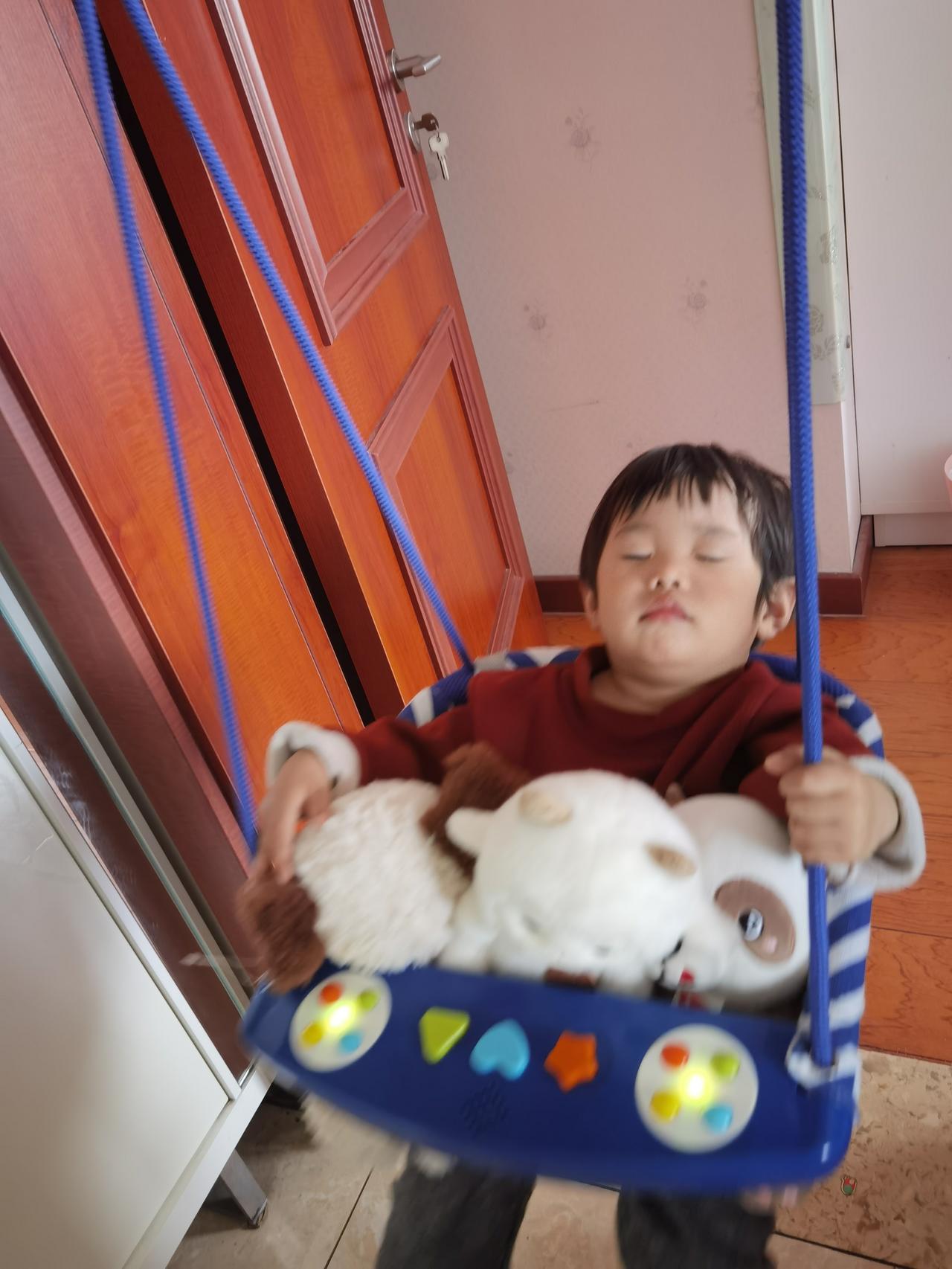 我们家这个小外孙女坐着秋千就睡着了，比起平常抱着哄睡强多了，买的秋千架还挺好。