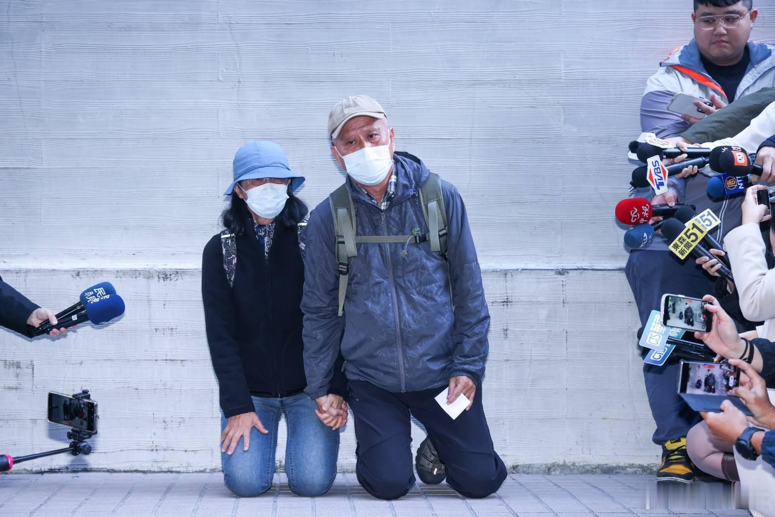 今日，中国台湾省 ，台北重大袭击案中的嫌疑人张文父母，下跪向社会大众道歉。有岛民