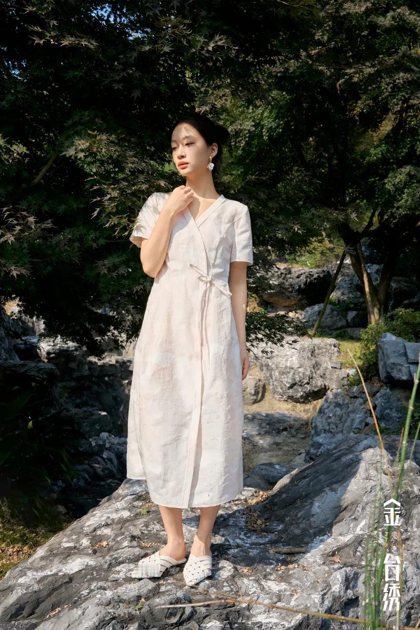 半入清风
清风拂过衣物，沉浸自然之境
枝叶笔触交叠，定格清雅端庄