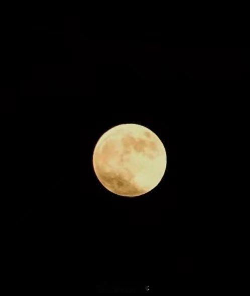 【#年度最大满月现身西安夜空#】#西安超级月亮惊喜现身#据天文科普专家，10月1