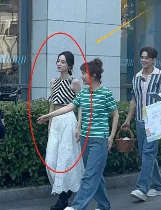 娜扎瘦成纸片人了古力娜扎纸片人本人，瘦的腿肚子都没了！娜扎真的是娱乐圈颜值担当，