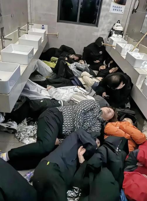 震惊！黄山游客遭遇“冰火两重天”，天堂瞬间变地狱！兴高采烈登山，却惨遭“冷冻”待