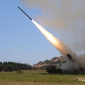 东部战区发布实弹射击画面集锦，这一幕瞬间点燃了网络的热议，也让无数人心头一紧。镜