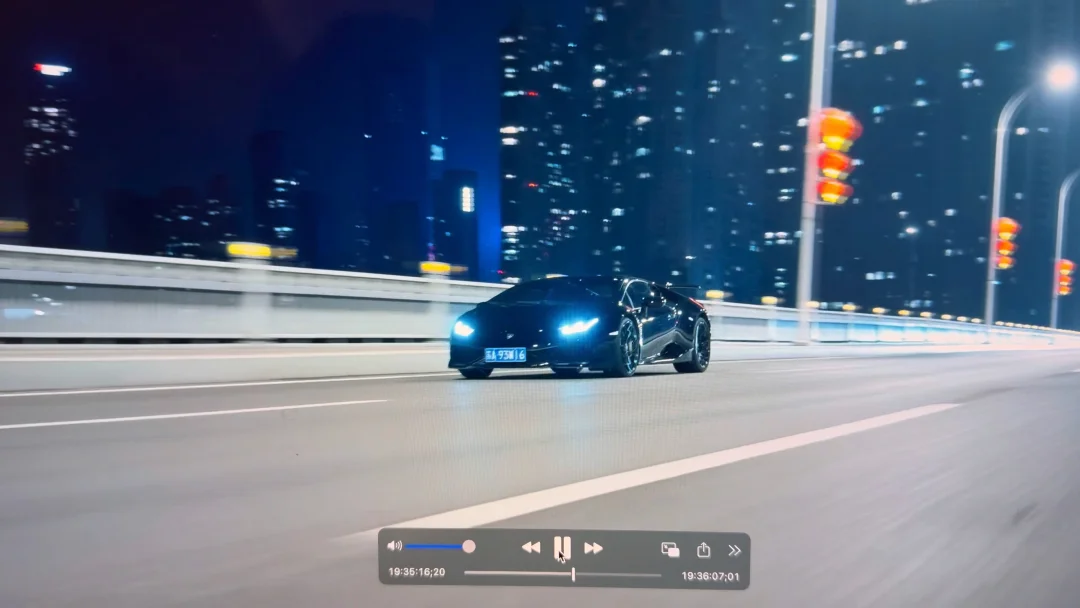 还得是过年爽 难得拍到武汉街上没车。