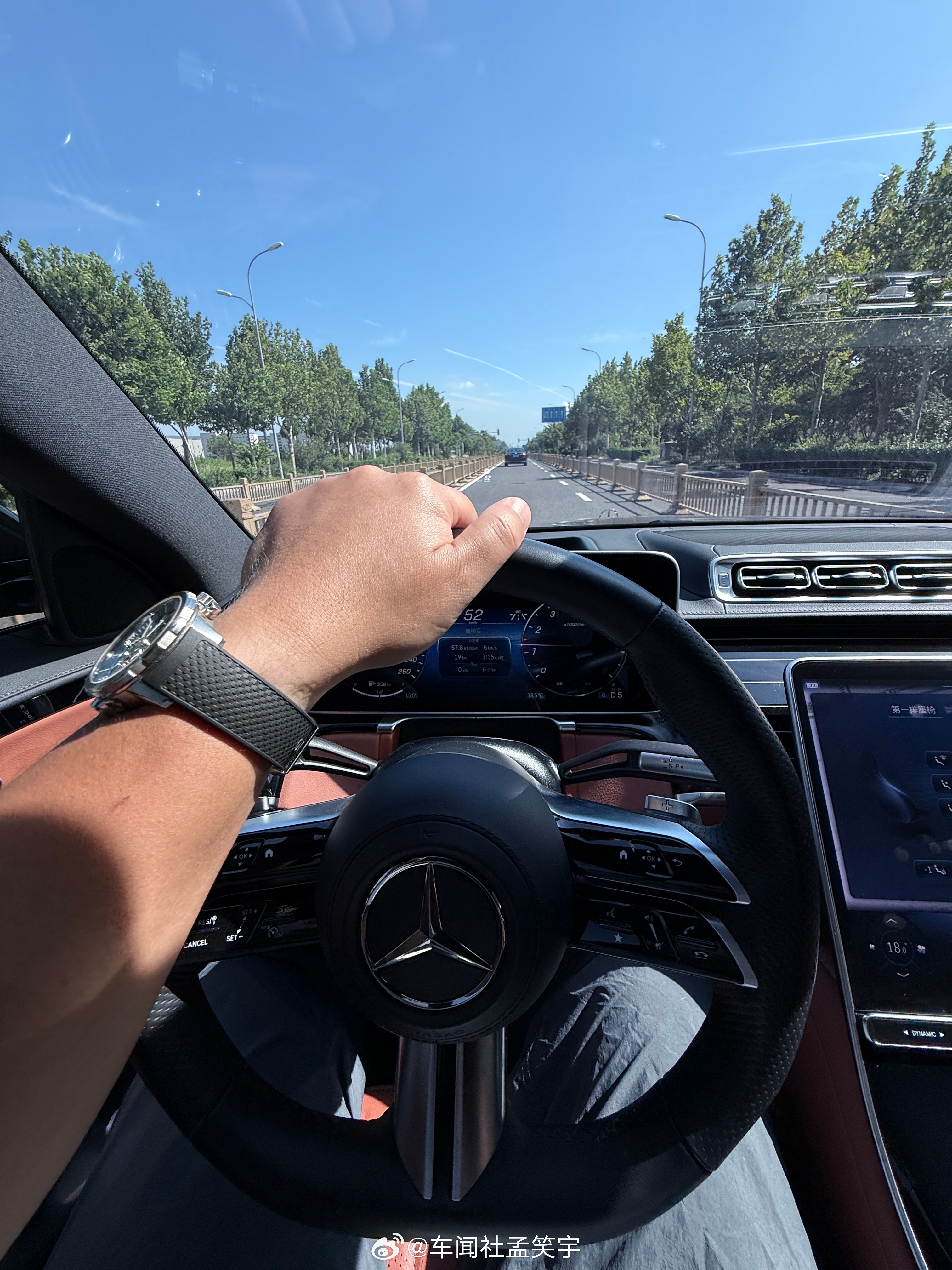 S450L，外黑内红，感觉拿捏得到位。  ​​​