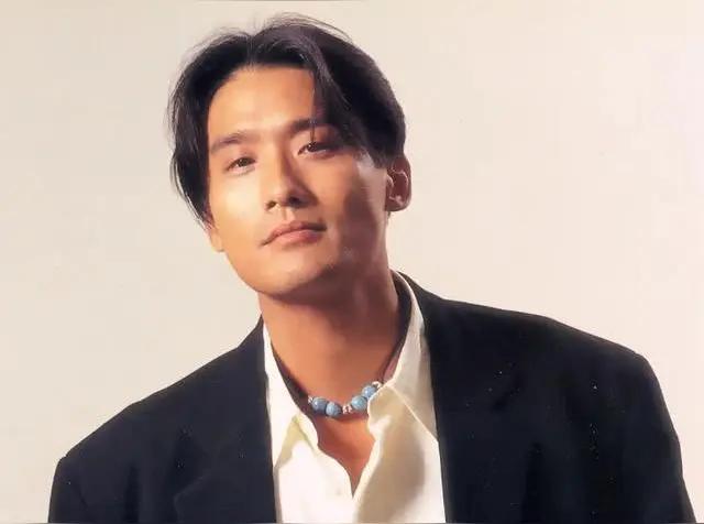 1982年，梁家辉跟着导演来北京拍戏，他以为只是过来当助理的，直到有一天，导演吩