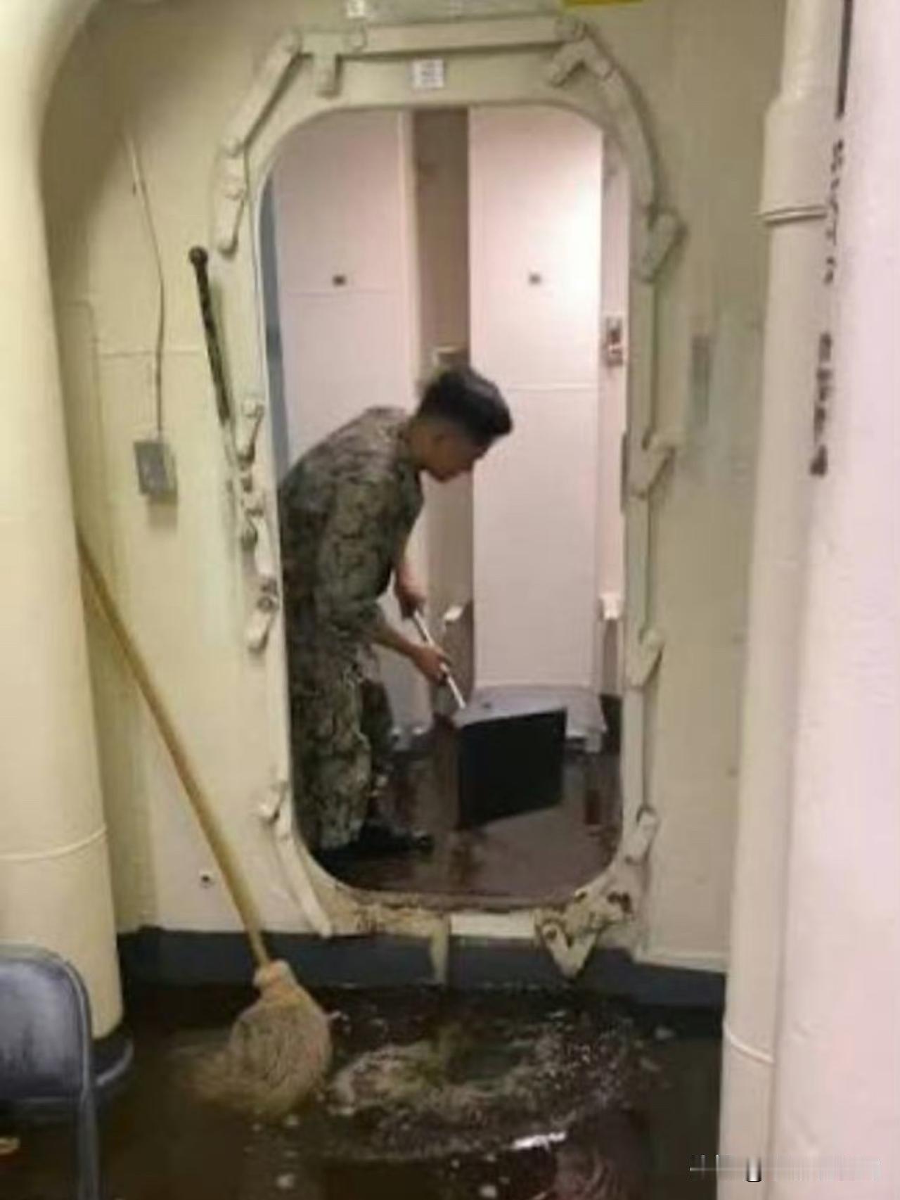 美军航母上的厕所坏了，导致士兵们上厕所不方便，连厕所问题都解决不了，还要叫嚣着打