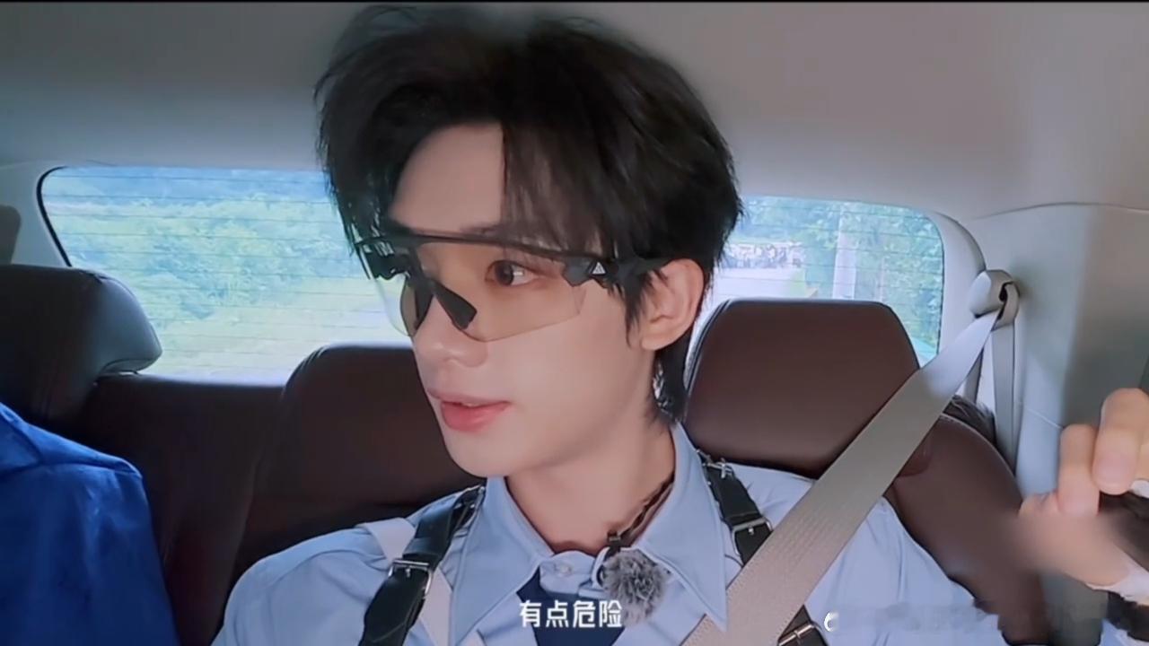 刘宇宁丁程鑫杨超越同框开推这期妆造直接颜值天花板！丁程鑫单手转枪又酷又飒，动作利