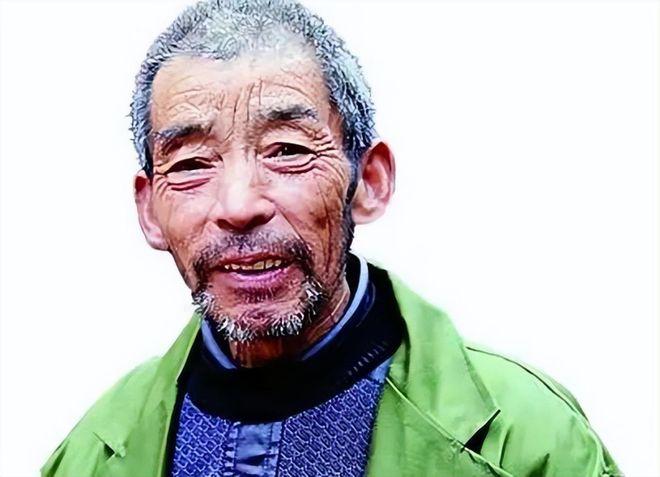 1992年，武汉1卖菜摊贩捡到2个女婴，为了抚养2个孩子他终身未娶，20年后，孩