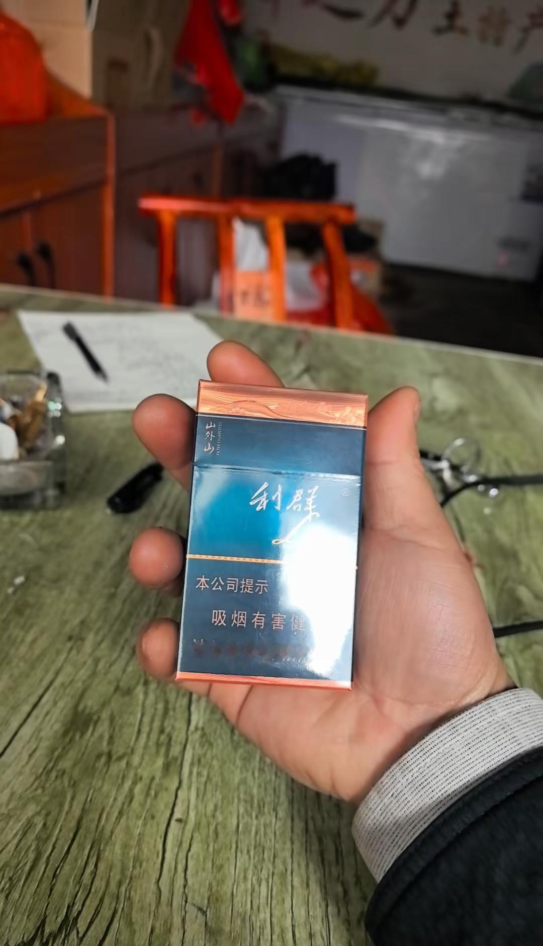 去了七个地方讨钱收获了一包烟我啥话都没说转头就走了