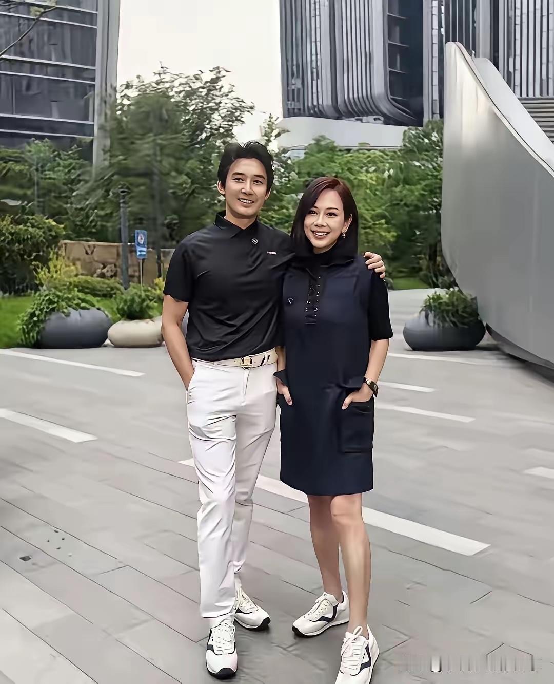 谁懂啊！这对明星夫妻也太接地气了💖
没有华丽造型，休闲穿搭就很有气质，
他笑起