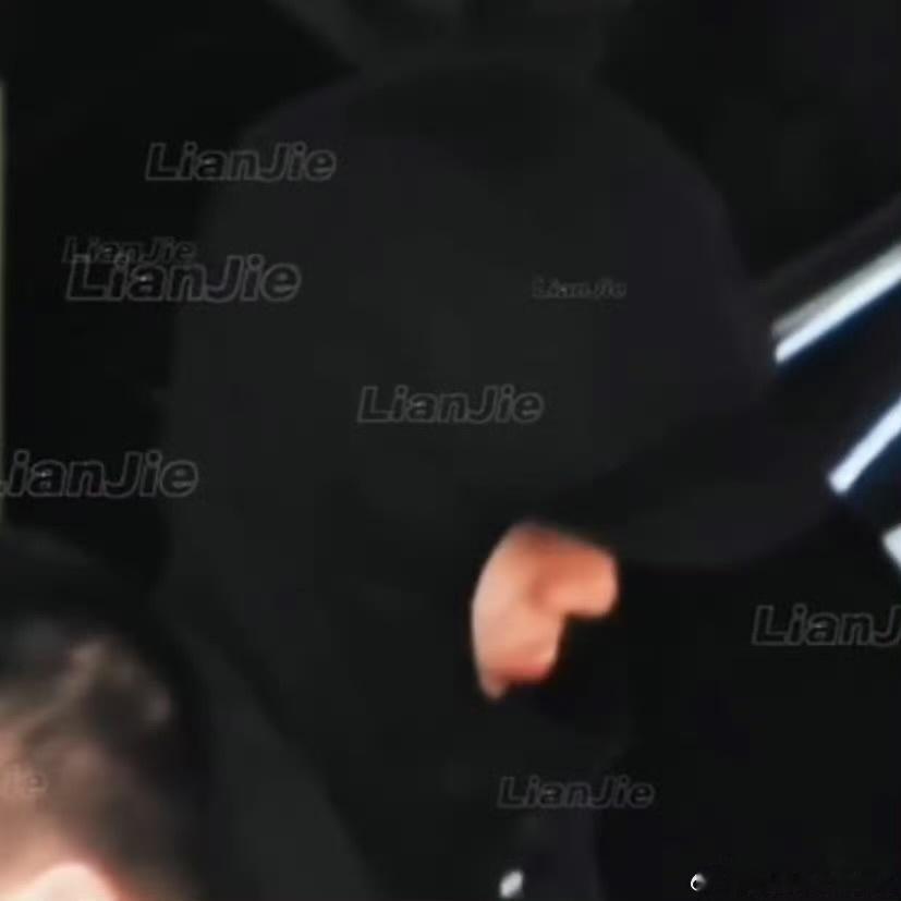 娱乐王一博车坏了撅嘴王一博车坏了开始撅嘴 好。。萌。 