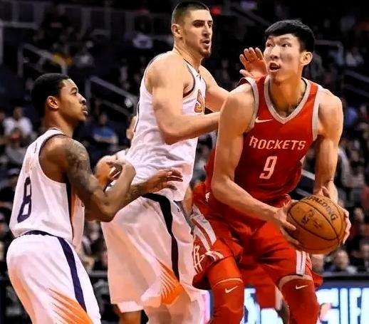 看了杨瀚森这几场常规赛的表现，我不禁感叹：当年是不是错怪周琦了？周琦当年可没成天