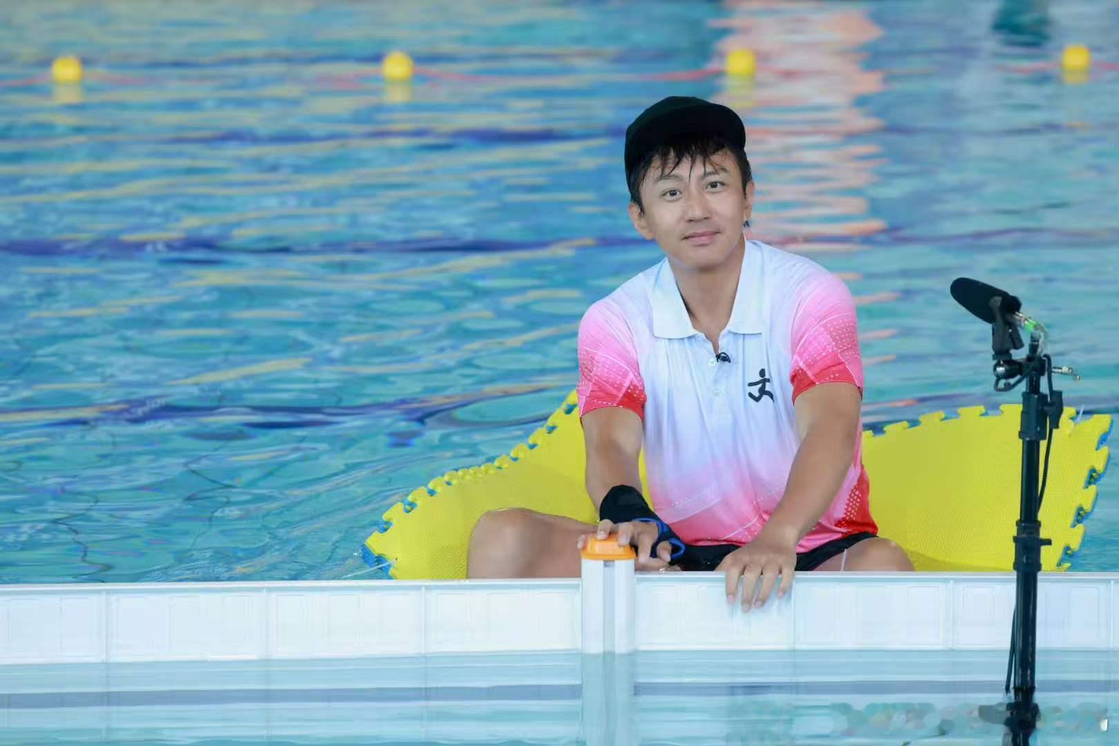 邓超手怎么了疑似邓超手受伤哈哈哈哈哈 邓超当教练的代价是自己手受伤了？看他在冰敷