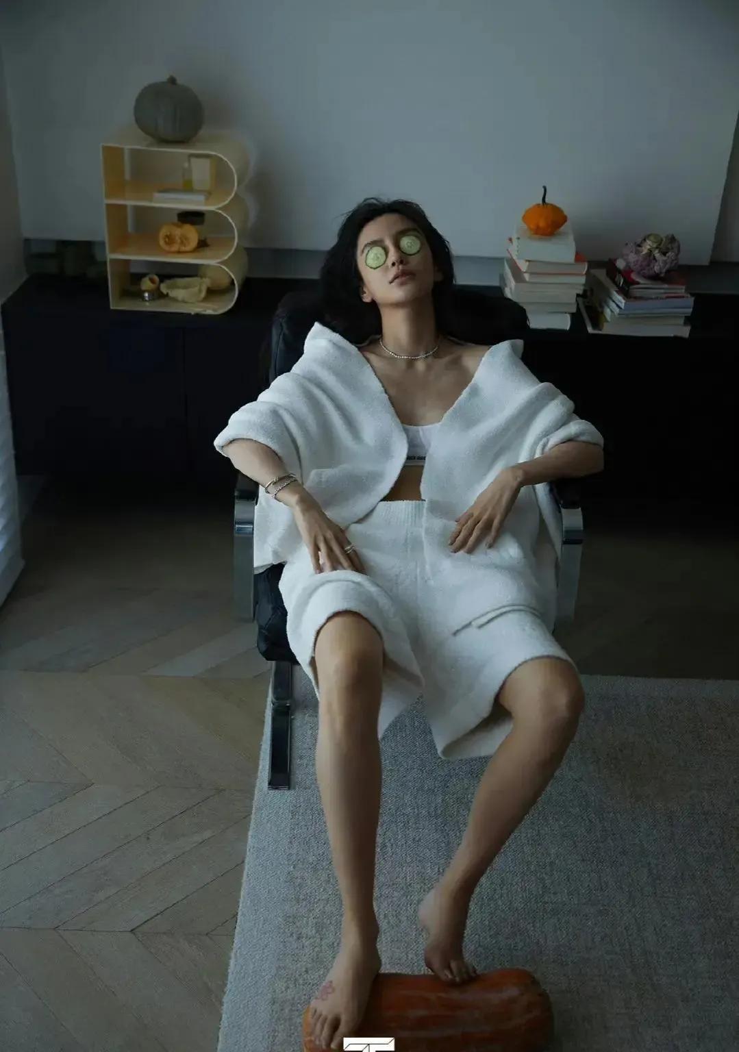 杨颖太邋遢了！她的脚趾甲竟然这么长，又长又脏，真的好恶心。

身为女明星，还是要