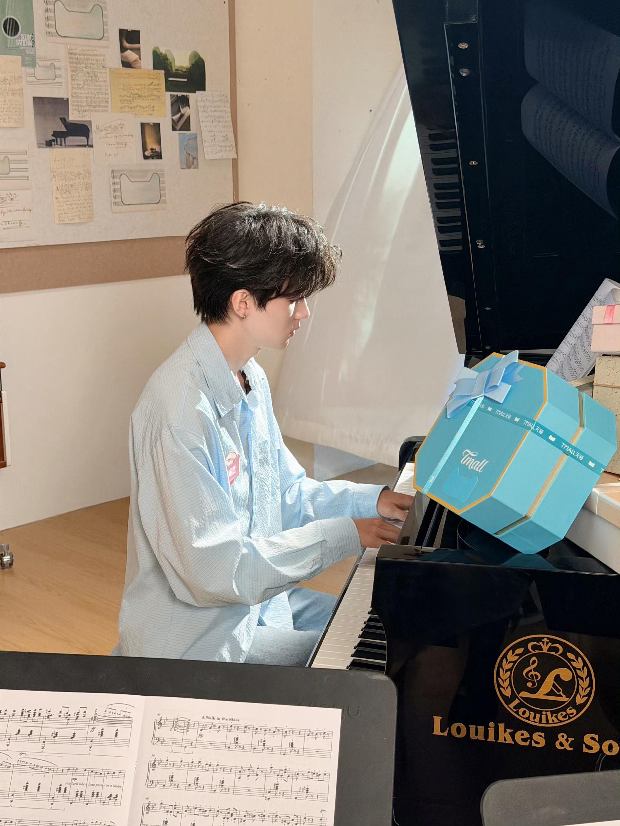 周翊然今天是音乐系学长周翊然校园风学长look浅蓝衬衫衬得少年清俊又温柔，指尖落