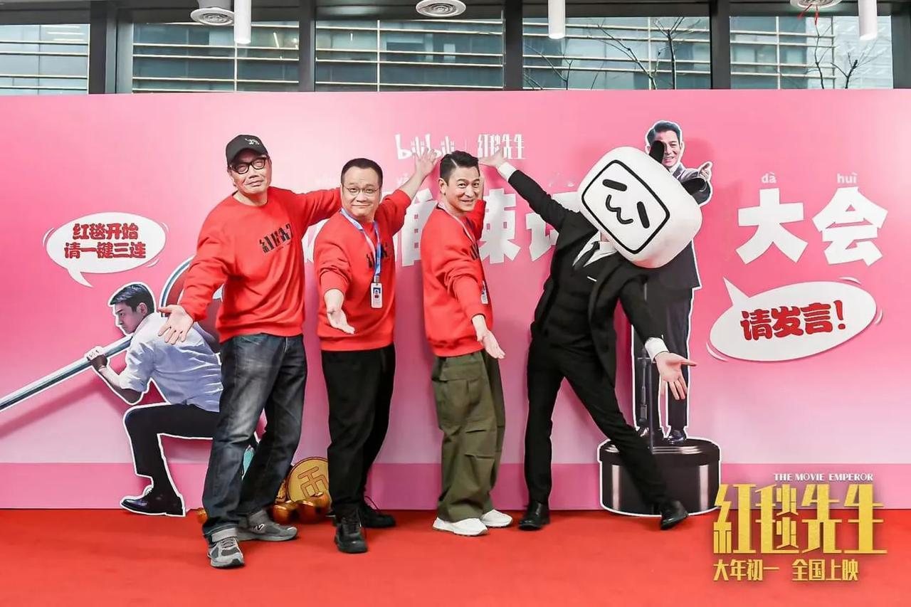 红毯先生
宁浩+刘德华的首次合作
期待值拉满
大家如果喜欢黑色幽默喜剧
这部电影