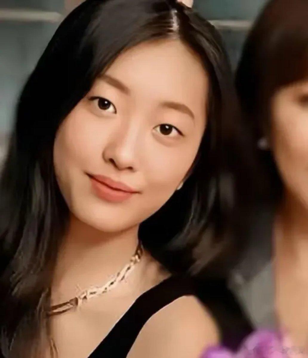 继小沈阳女儿之后，陈奕迅女儿也官宣出道了。同样是走歌手路线，同样当爹的“小眼睛”