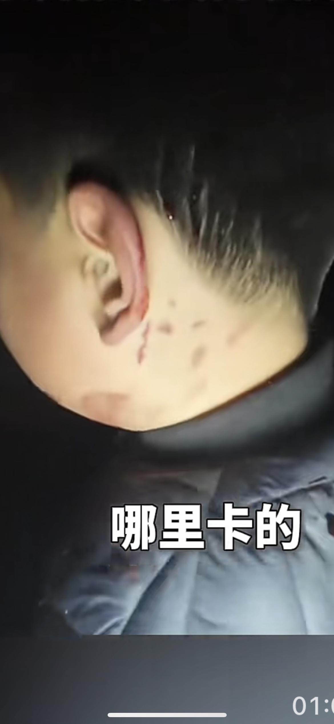 1月12日山西临沂市，货车司机夜晚送货时，发现一名孩子走在高速上！危急时刻，司机