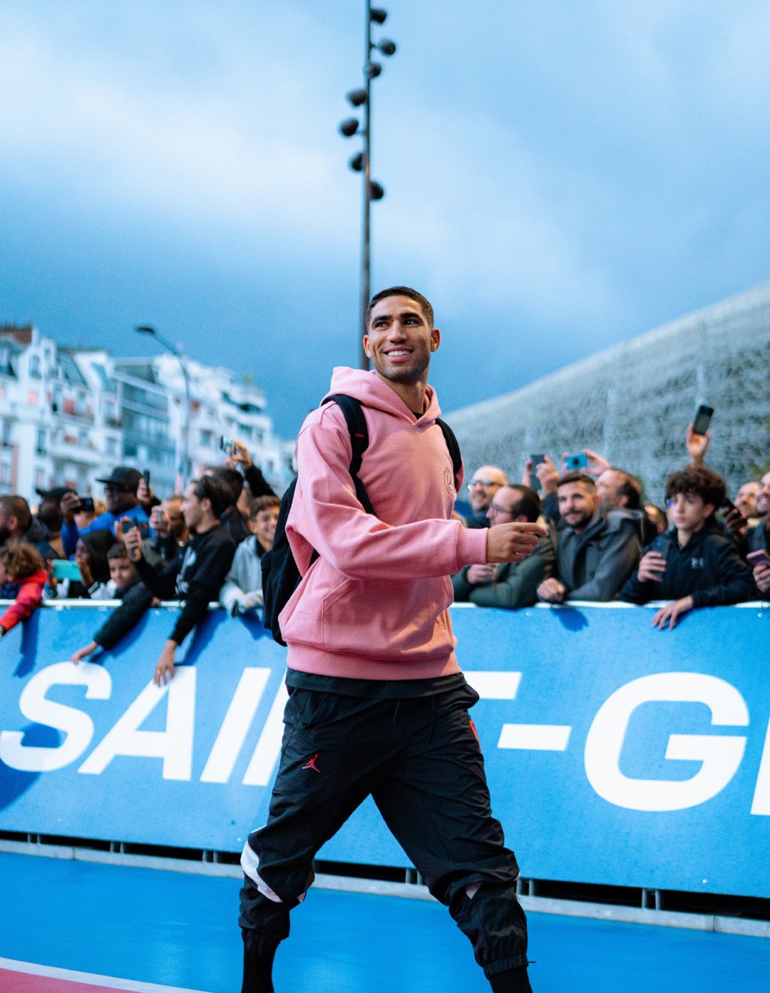 阿什拉夫的经纪人表示：“阿什拉夫根本不可能离开巴黎圣日耳曼，他在俱乐部非常开心，