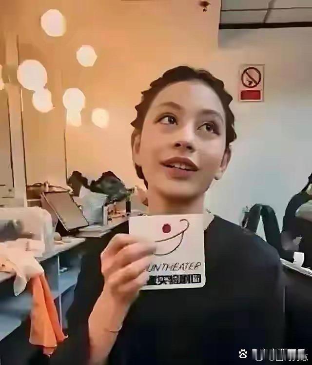 刘烨女儿霓娜长这么大了！五官超优越，长相好高级。 ​​​