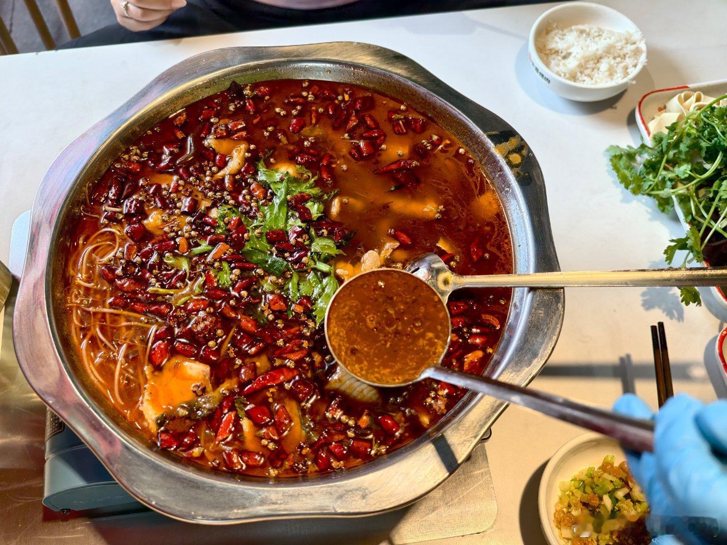 现在餐饮有多卷呢？80两个人的火锅，送西瓜送饮料还送了一个荔枝打包带回家关键是还