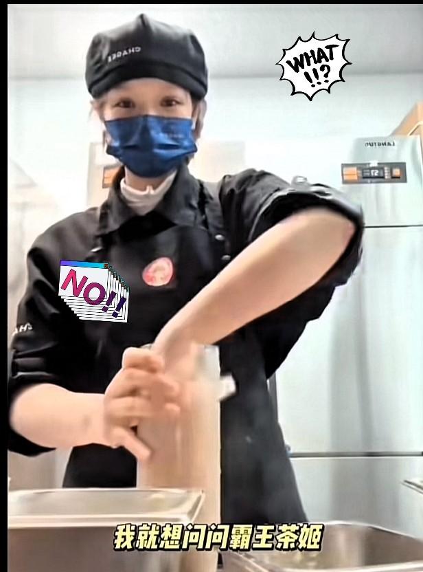 福建漳州一家霸王茶姬门店的店员，前几天拍了个视频，想模仿“印度奶茶”的热梗。她穿